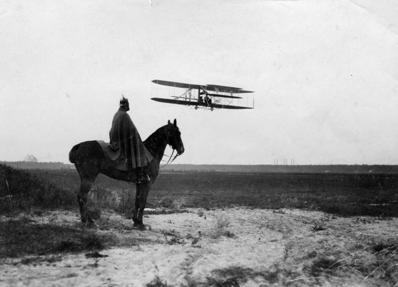 Kap[itän] Engelhardt im Flug, Johannistal bei Berlin, 12.8.1910, [Aufnahme] Otto Haeckel , Berlin-Friedenau, Wieland-Strasse 35
